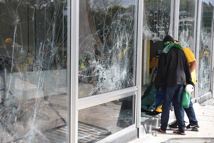 Brasilien, Anhänger des Ex-Präsidenten Jair Bolsonaro stürmen mehrere Regierungsgebäude in Brasilia BRASÍLIA, DF - 08.01.2023: TERRORISMO ANTIDEMOCRÁTICO EM BRASÍLIA - Photo, Bolsonaristas in the STF. ...