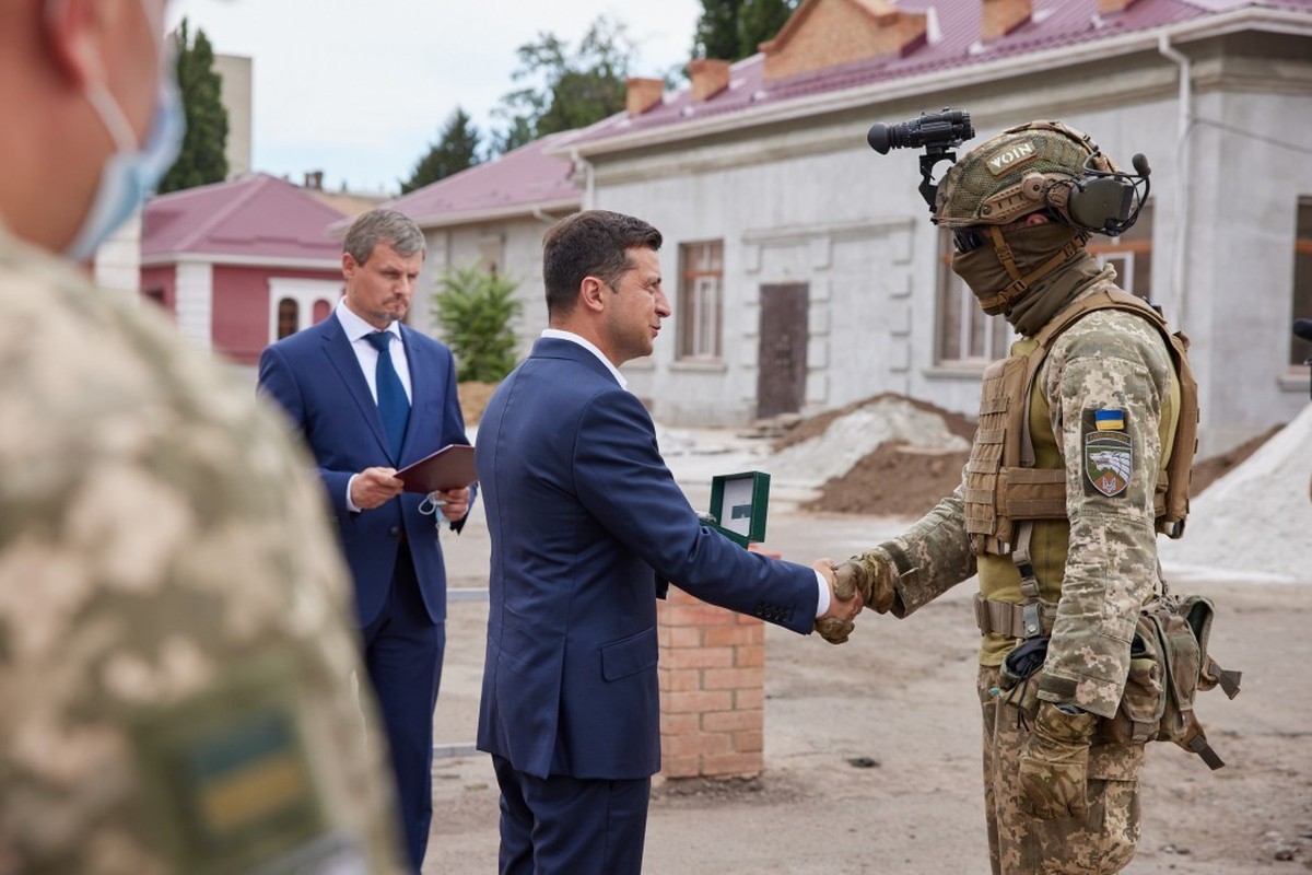 Hier ehrt Präsident Wolodymyr Selenskyj einen Elitesoldaten vom dritten Regiment der ukrainischen Spezialkräfte.