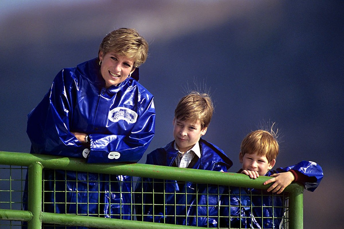 Diana, The Princess Of Wales Takes Her Sons, Prince'S William, And Harry Out On The Boat " Maid Of The Mist " To View Niagara Falls. (Photo by Julian Parker/UK Press via Getty Images)