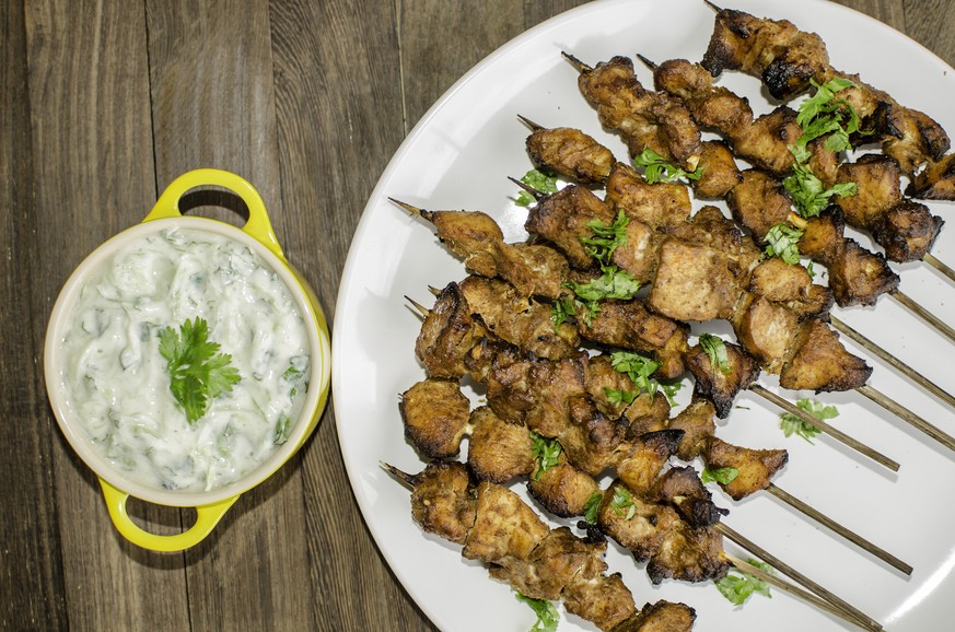 Home cooked briyani rice with tandoori chicken with aromatic spice flavored / Food background / Best served hot with raita sauce huhn hähnchen spiesse spiessli essen food joghurt