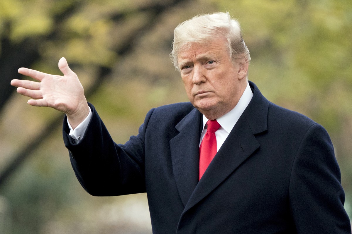 President Donald Trump waves to members of the media before boarding Marine One on the South Lawn of the White House in Washington, Monday, Nov. 26, 2018, for a short trip to Andrews Air Force Base, M ...