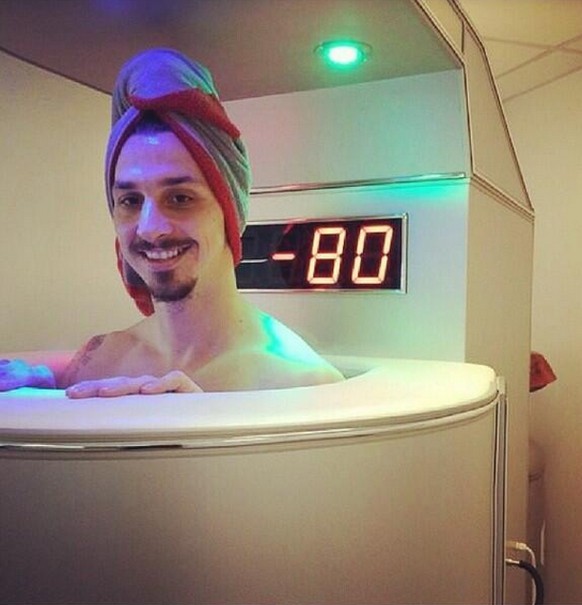 Zlatan Ibrahimovic «schuftet» im Eisbad für sein Comeback. «Heute habe ich diese Maschine getestet. In unter drei Minuten geht es runter bis 200 Grad. Es soll der schnelleren Regeneration dienen. Fühl ...