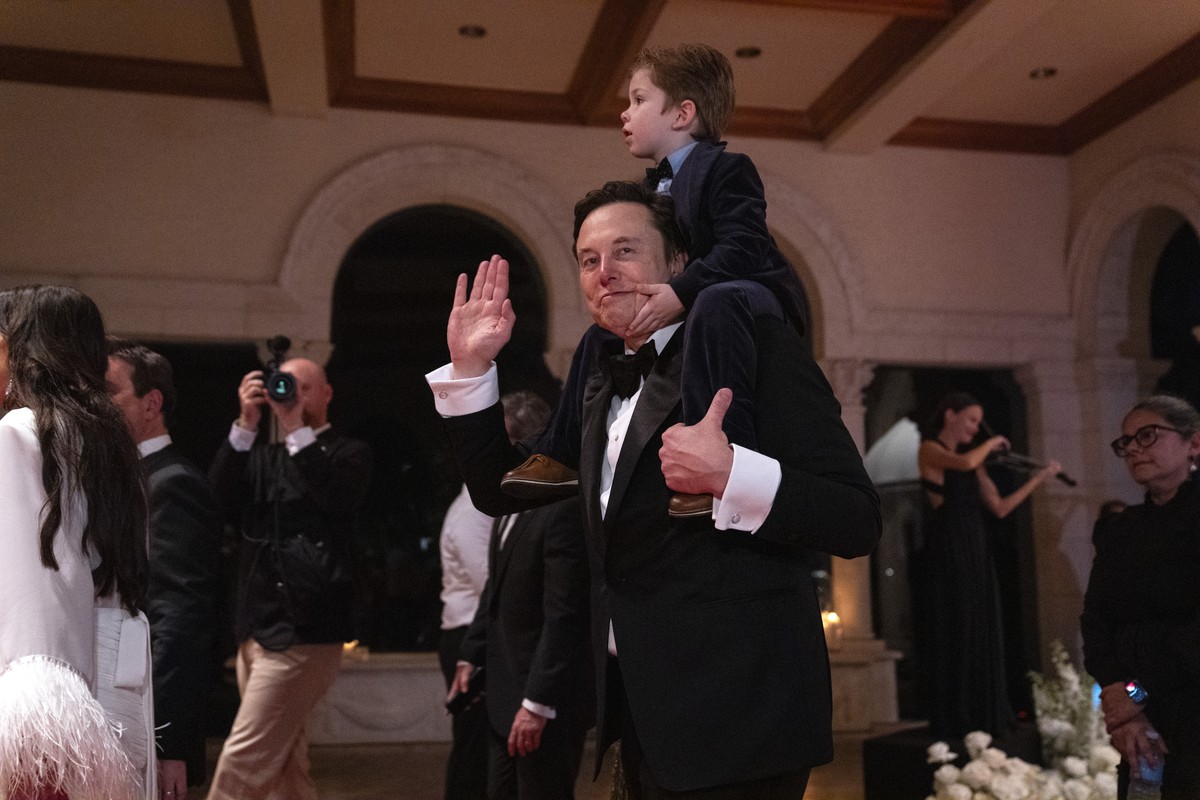 Elon Musk and his son, X AE A-Xii, arrive to a New Year's Eve party hosted by President-elect Donald Trump at Mar-a-Lago, Tuesday, Dec. 31, 2024, in Palm Beach, Fla. (AP Photo/Evan Vucci)
Elon Mu ...