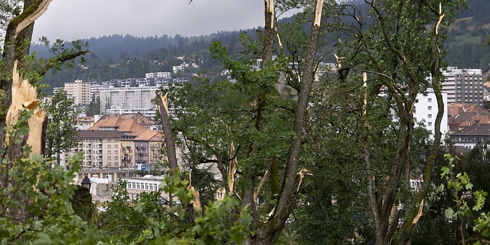 In neuenburgischen La Chaux-de-Fonds ist es am Montagmittag zu einem heftigen Gewitter gekommen. MeteoNews Schweiz schreibt, es bestehe Verdacht auf einen Tornado. Es wurden Windspitzen von bis zu 217 ...