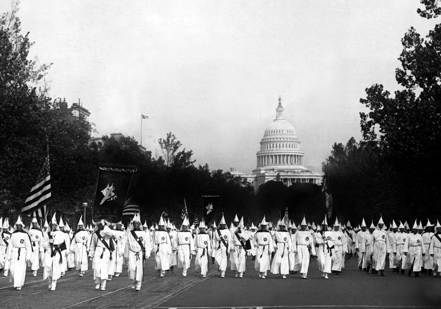 Demonstration des Klans in Washington in den 1920er Jahren.