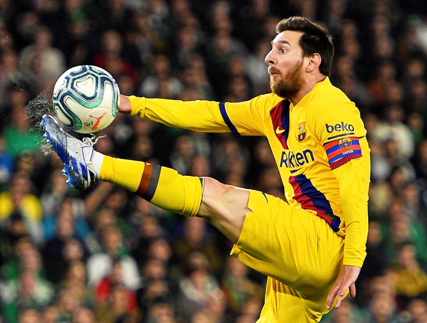 epa08206490 FC Barcelona's Lionel Messi in action during the Spanish La Liga soccer match between Real Betis and FC Barcelona at Benito Villamarin stadium in Seville, southern Spain, 09 February ...