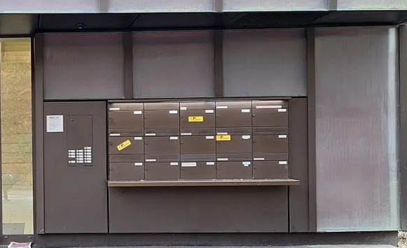 An immer mehr Briefkästen tauchen Protestflyer gegen die Post auf.