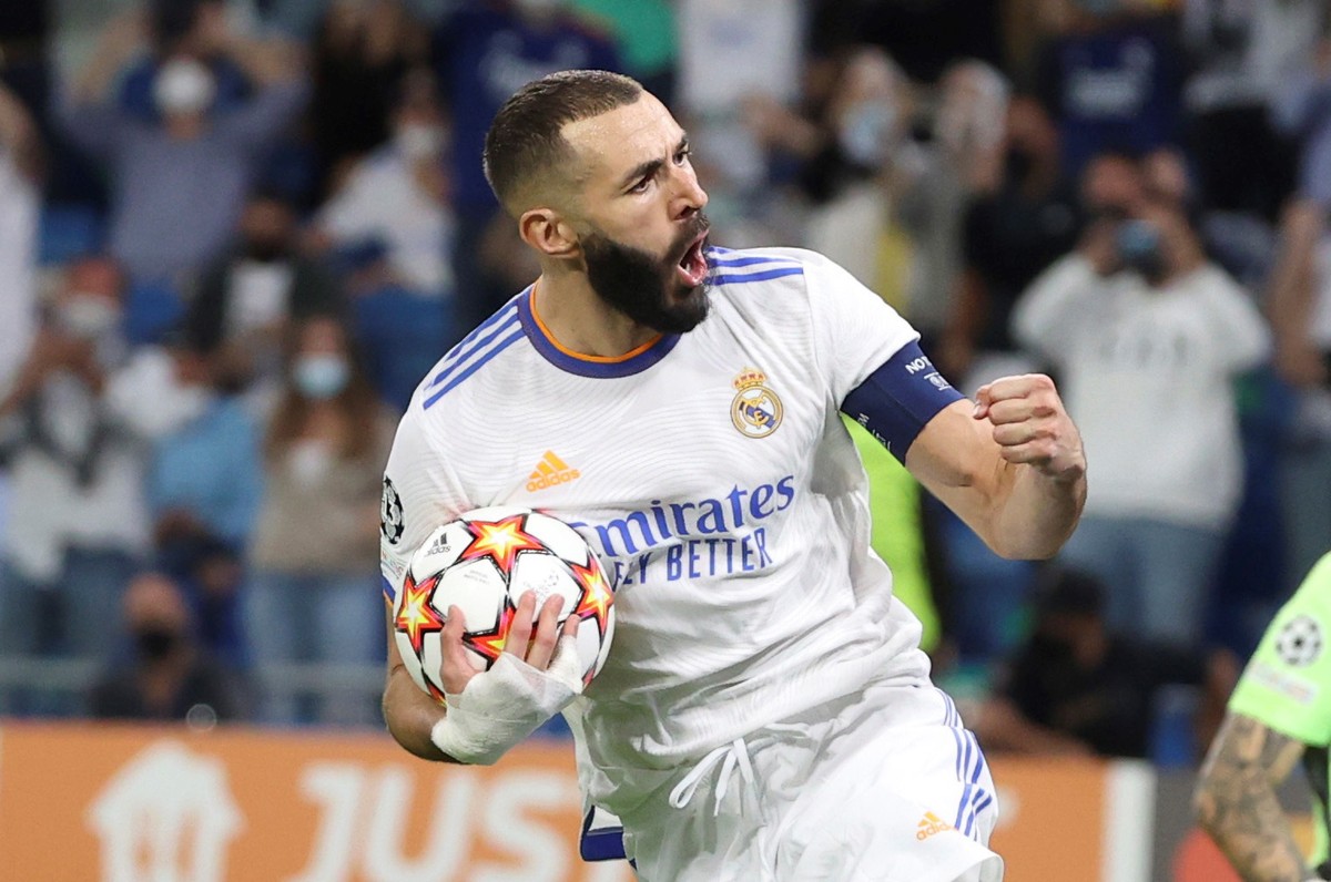 epa09494298 Real Madrid's striker Karim Benzema celebrates after scoring the 1-1 goal during the UEFA Champions League group D soccer match between Real Madrid and FC Sheriff Tiraspol at Santiago ...