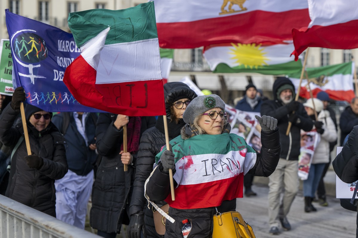 epa10420720 People protest in support of the Iranian people and for a democratic Iran, in Geneva, Switzerland, 21 January 2023. EPA/MARTIAL TREZZINI