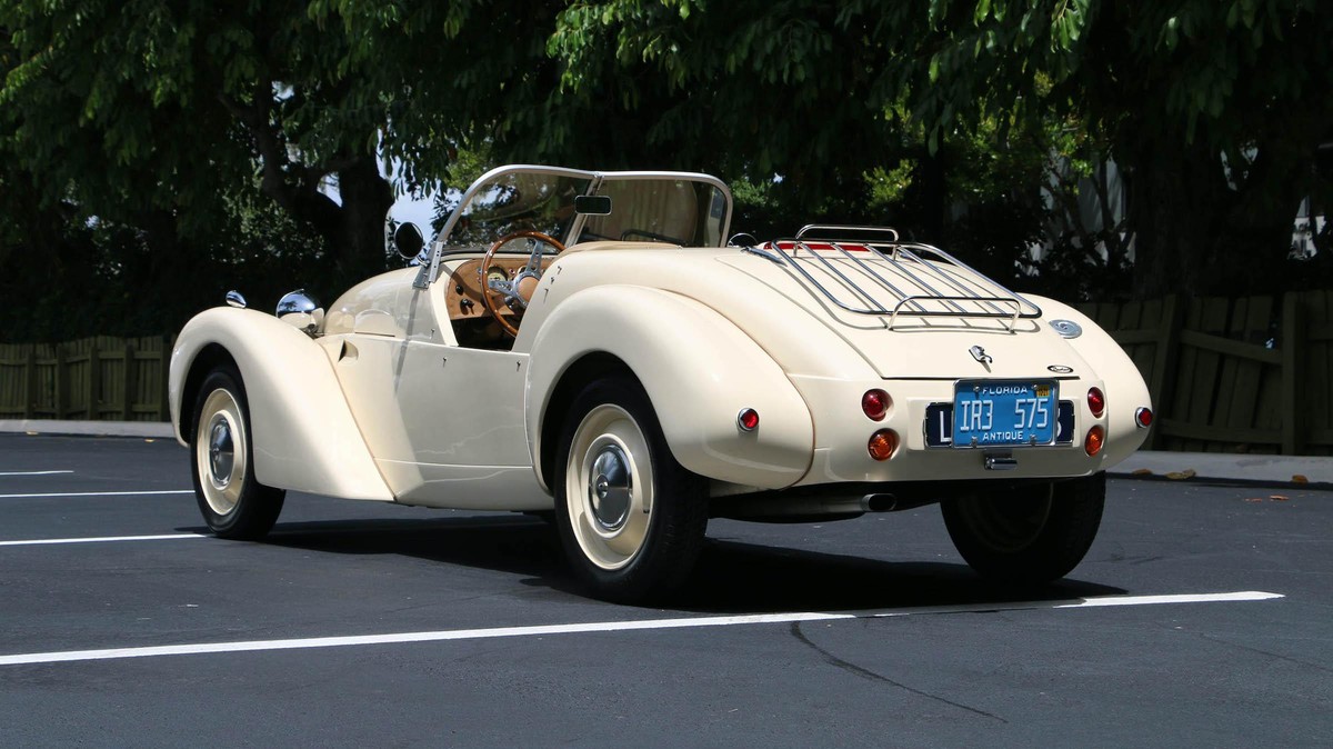 Burton Roadster Sotheby's Auktion Florida auto retro design https://rmsothebys.com/en/auctions/0521/open-roads--may/lots/r0036-1986-citro%C3%ABn-2cv-roadster-by-burton/1093444#