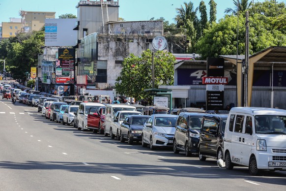 epa09891491 Vehicles and motorcycles queue to fetch fuel from a gas station amid a fuel shortage in Colombo, Sri Lanka, 15 April 2022. Sri Lankan state-owned Ceylon Petroleum Corporation (CPC) announc ...