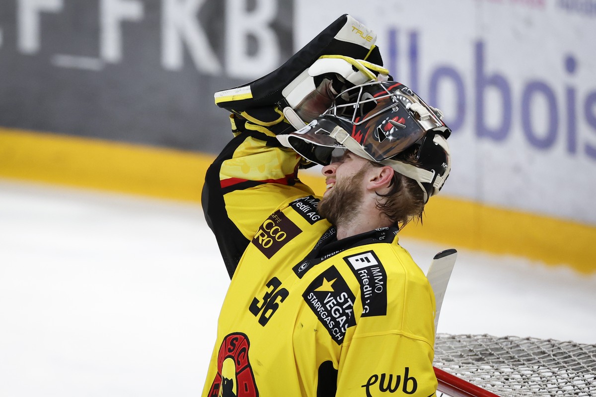 Torhueter Adam Reideborn (SCB) im vierten Eishockey Playoff Viertelfinalspiel der National League zwischen dem HC Fribourg Gotteron und dem SC Bern, am Donnerstag, 20. Maerz 2025 in der BCF Arena in F ...