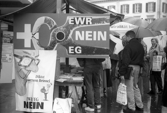 Ein Abstimmungstand und Plakate der Gegner der Abstimmungskampagne zum EWR-Beitritt, aufgenommen im November 1992. (KEYSTONE/Str)