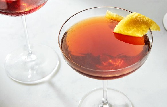 bittersweet symphony cocktail trinken drinks alkohol https://www.epicurious.com/recipes/food/views/bittersweet-symphony-gin-aperol-cocktail