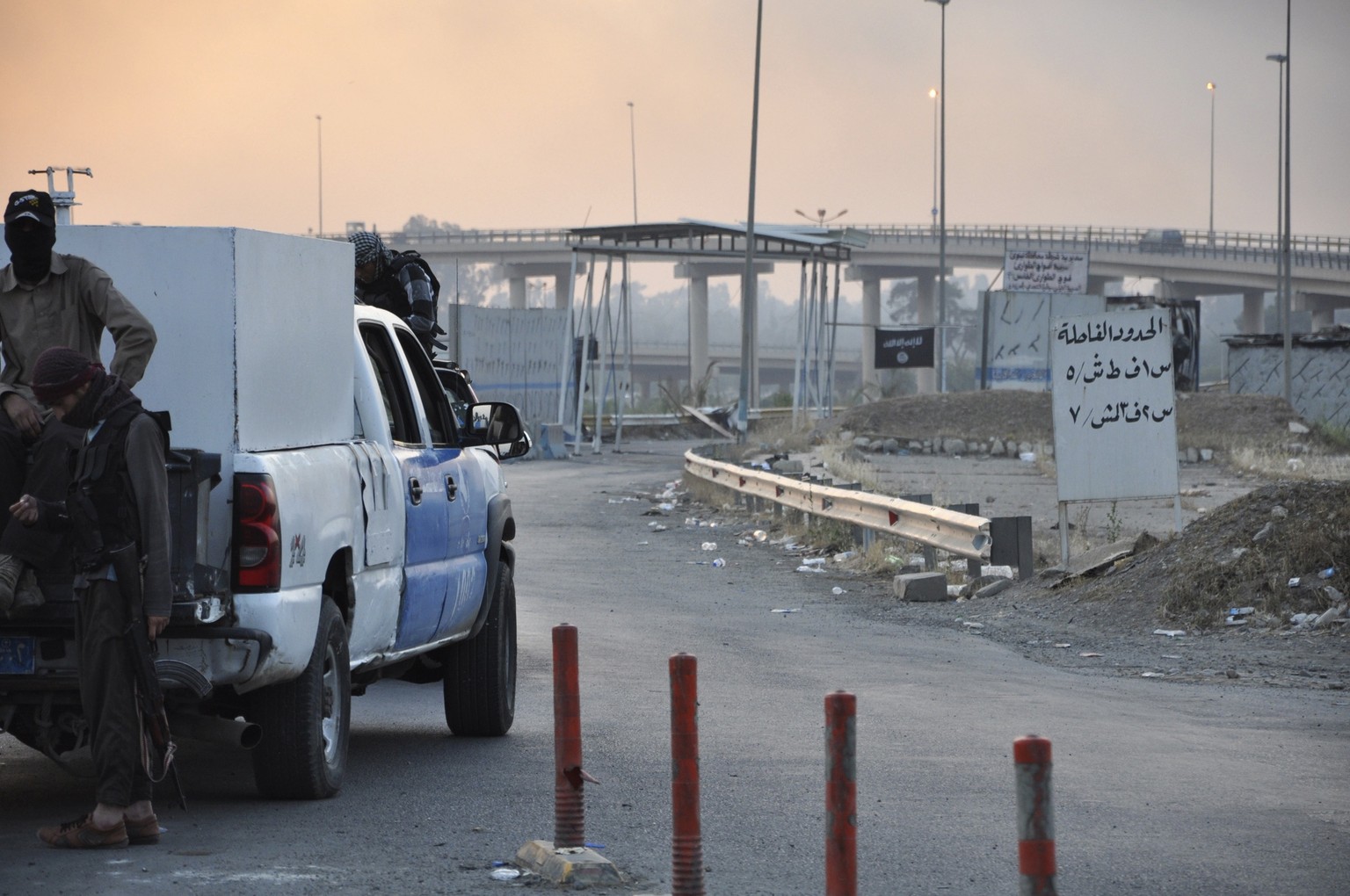 Soldaten der ISIS vor der Stadt Mosul