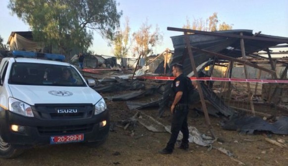 Raketeneinschlag im Beduinendorf Lakiya im Süden Israels (14.07.2014).