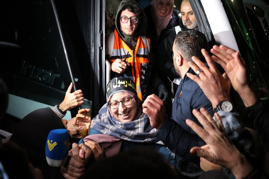 epaselect epa10998436 Palestinian prisoners released from Israeli military prison Ofer are greeted by crowds awaiting their return in Beitonia, near Ramallah, West Bank, November 28, 2023. Israel and…