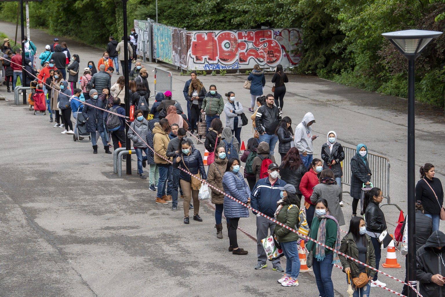 Environ 2500 personnes auront attendus pendant 3 a 4 heures afin d&#039;obtenir un sac d&#039;alimentations, lors d&#039;une distribution organisee par la Caravane de la Solidarite Geneve et aider par ...