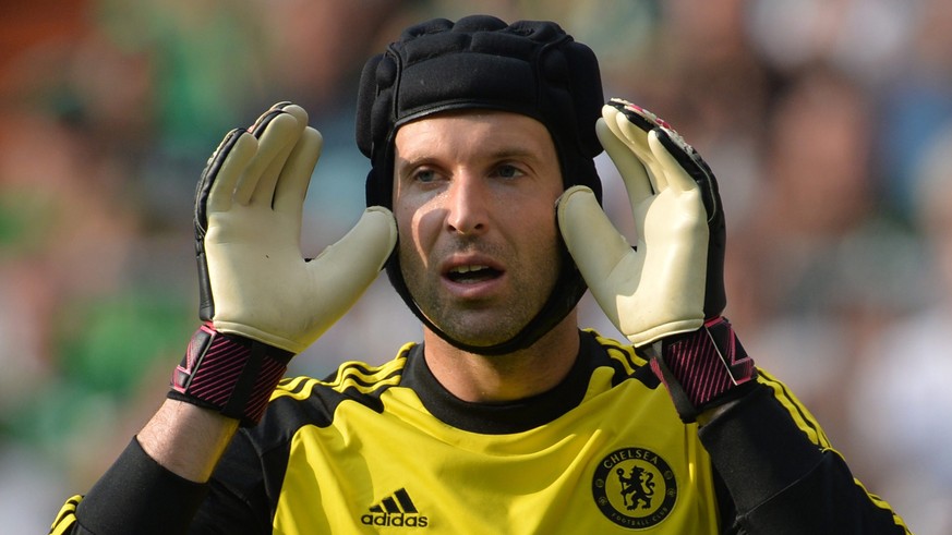 epa04339864 Chelsea&#039;s goal keeper Petr Cech during the soccer test match between Werder Bremen and FC Chelsea at Weserstadion in Bremen, Germany, 03 August 2014. EPA/Carmen Jaspersen