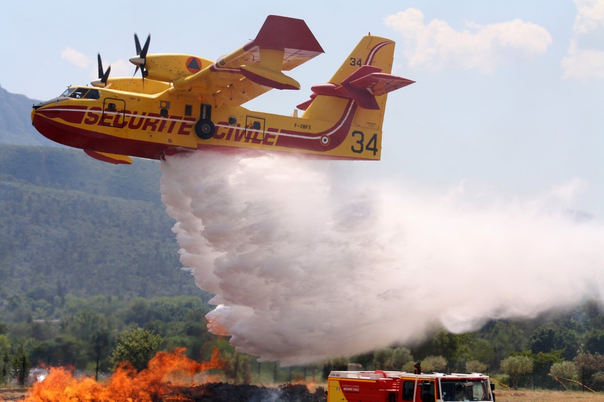 Nice, France, 16 juillet 2023 : Un bombardier à eau amphibie Canadair.