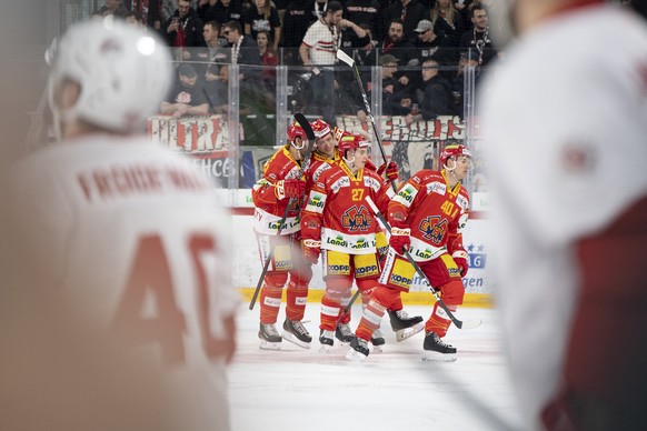 Biels Beat Forster, Biels Mike Kuenzle, Biels Dominik Egli, Biels Jan Neuenschwander, bon links jubeln nach dem tor (1-0) beim Eishockey Meisterschaftsspiel der National League zwischen dem HC Biel un ...