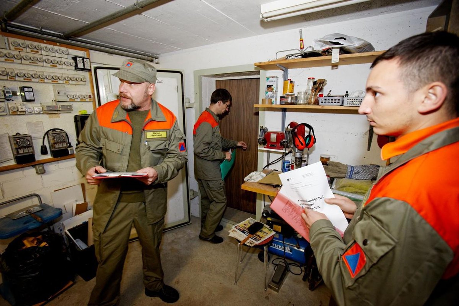 Angehörige des Zivilschutz kontrollieren einen Schutzraum, 2011.
https://www.mediathek.admin.ch/media/image/5cb33726-c5b8-4b07-a171-68f8b4543864