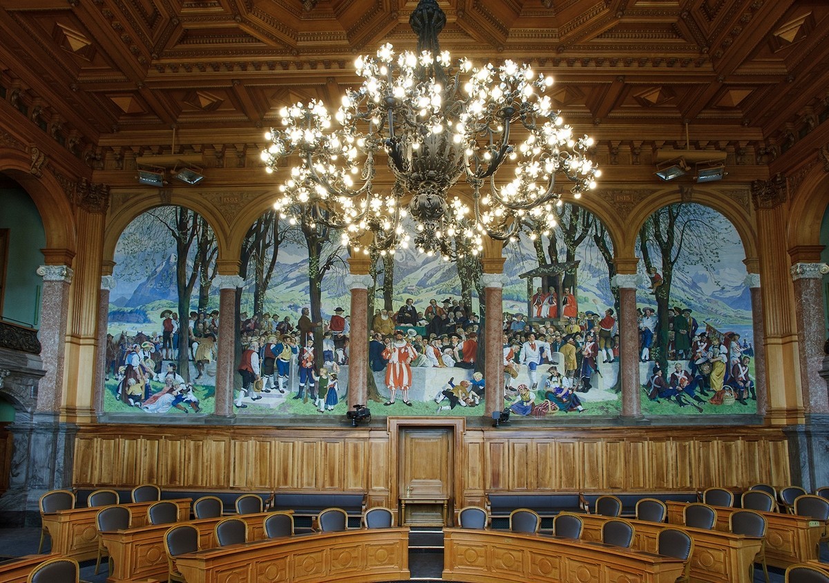 Souvenir symbolique des institutions démocratiques prémodernes dans la salle du Conseil des États. Fresque La landsgemeinde d’Albert Welti et Wilhelm Balmer, 1917.
https://media-parl.ch/picture.php?/5 ...