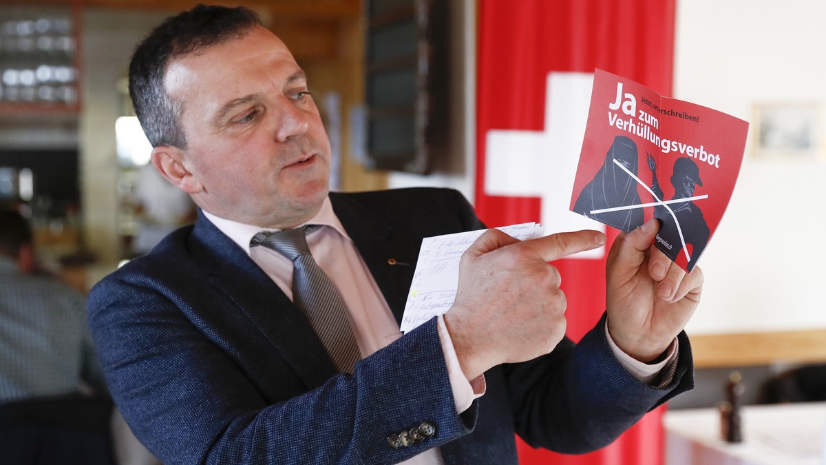 Walter Wobmann, Nationalrat SVP-SO, spricht zu seinen Parteikollegen ueber die Volksinitiative "Ja zum Verhuellungsverbot", am Sonntag, 12. Februar 2017 im Restaurant Schlosshof in Dornach/S ...