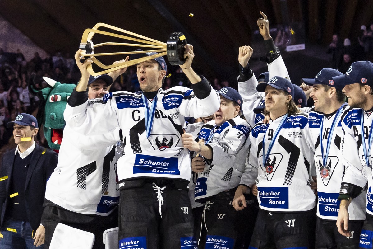 Fribourg's Julien Sprunger lifts the trophy after the final game between Germany's Straubing Tigers and Switzerland's HC Fribourg-Gotteron at the 96th Spengler Cup ice hockey tournament ...