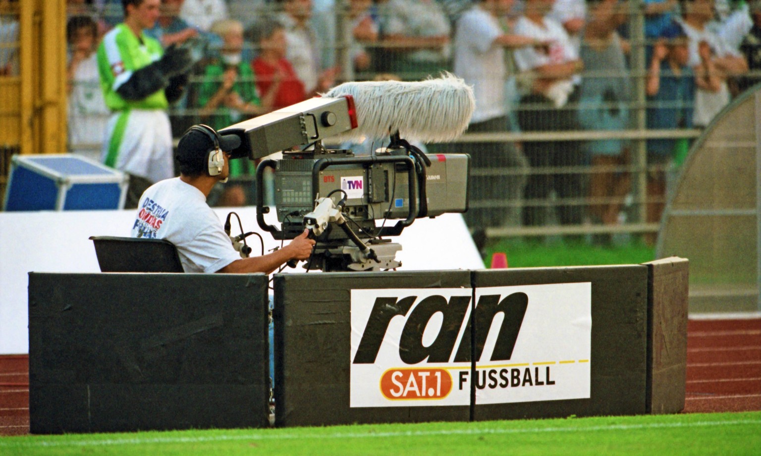 Aus 1. BL Saison 1997/98 VfL Wolfsburg gegen den Hamburger Sportverein HSVHbg. 1:1. Im Foto: SAT.1 Fussball ran Kamera *** From 1 BL season 1997 98 VfL Wolfsburg against the Hamburger Sportverein HSVH ...