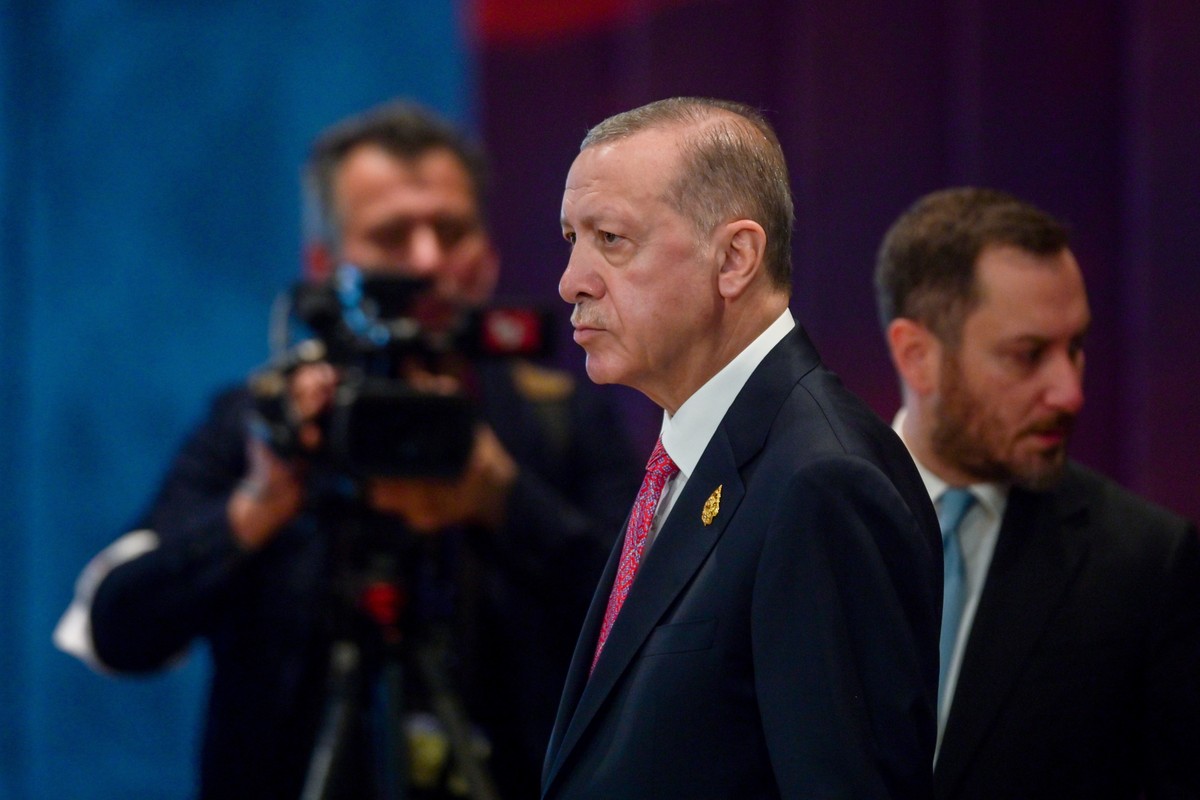 epa10306340 Turkey's President Recep Tayyip Erdogan arrives for the opening of the G20 Leaders Summit in Bali, Indonesia, 15 November 2022. The 17th Group of Twenty (G20) Heads of State and Gover ...
