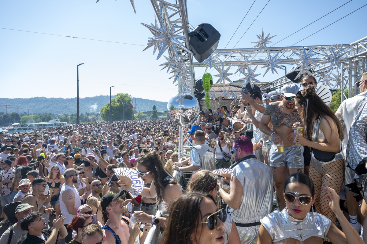 epa11542857 Thousands of participants are dancing through the streets during the 31st Street Parade in the city center of Zurich, Switzerland, 10 August 2024. The annual dance music event Street Parad ...