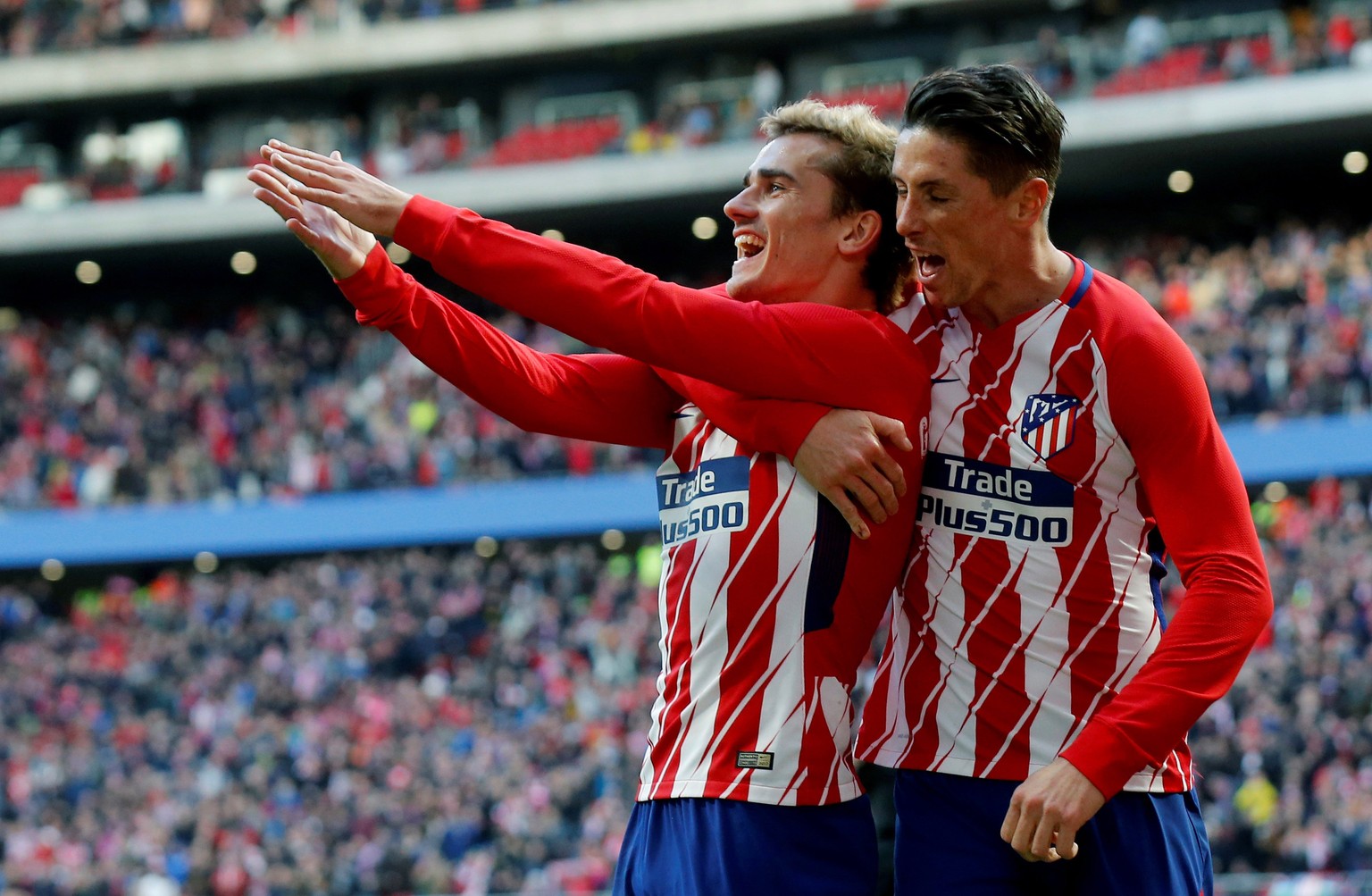 epaselect epa06481831 Atletico de Madrid&#039;s French forward Antoine Griezmann (L) celebrates with his teammate forward Fernando Torres (R) after scores 1-0 against UD Las Palmas during their Spanis ...