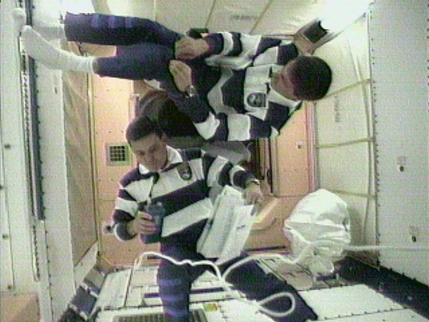 Sergej Krikaljow (oben) und Robert Cabana am 10. Dezember 1998 an Bord der ISS.&nbsp;