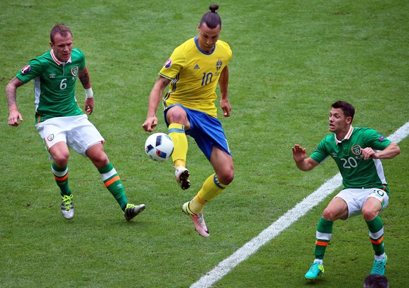 epa05362144 Zlatan Ibrahimovic (C) of Sweden in action against Irish players Glenn Whelan (L) and Wes Hoolahan (R) during the UEFA EURO 2016 group E preliminary round match between Ireland and Sweden at Stade de France in Saint-Denis, France, 13 June 2016.

(RESTRICTIONS APPLY: For editorial news reporting purposes only. Not used for commercial or marketing purposes without prior written approval of UEFA. Images must appear as still images and must not emulate match action video footage. Photographs published in online publications (whether via the Internet or otherwise) shall have an interval of at least 20 seconds between the posting.)  EPA/SRDJAN SUKI   EDITORIAL USE ONLY