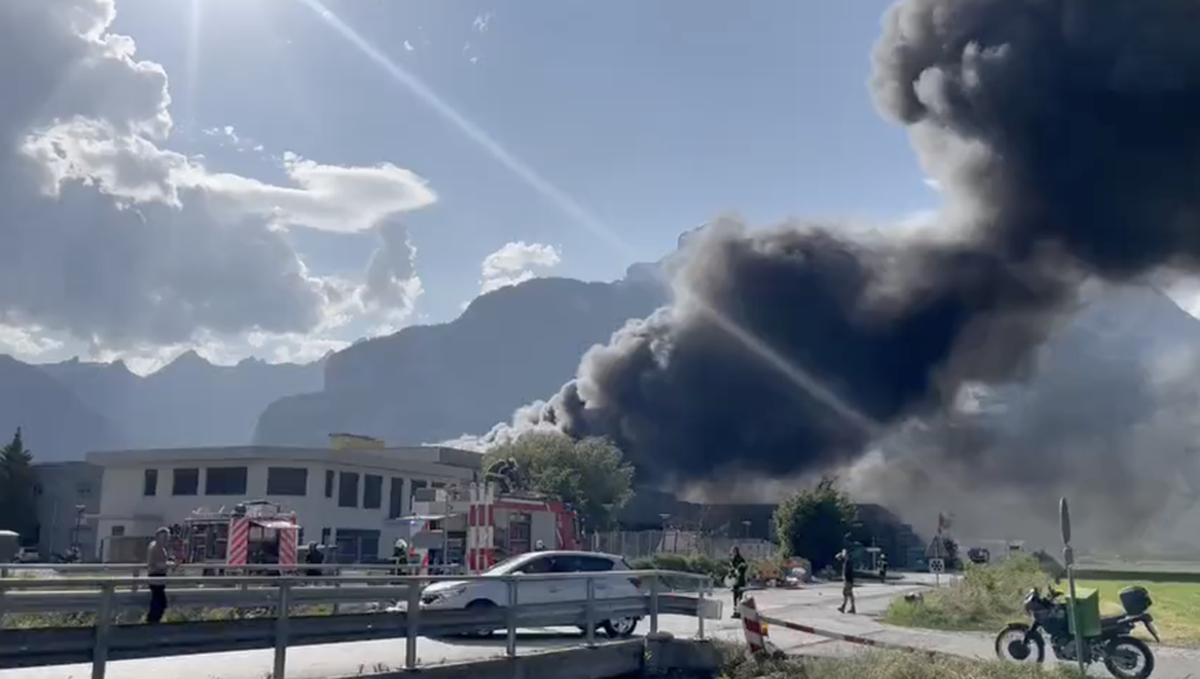 Le 6 juillet 2023, un incendie gigantesque a dévasté une halle industrielle à Vétroz.