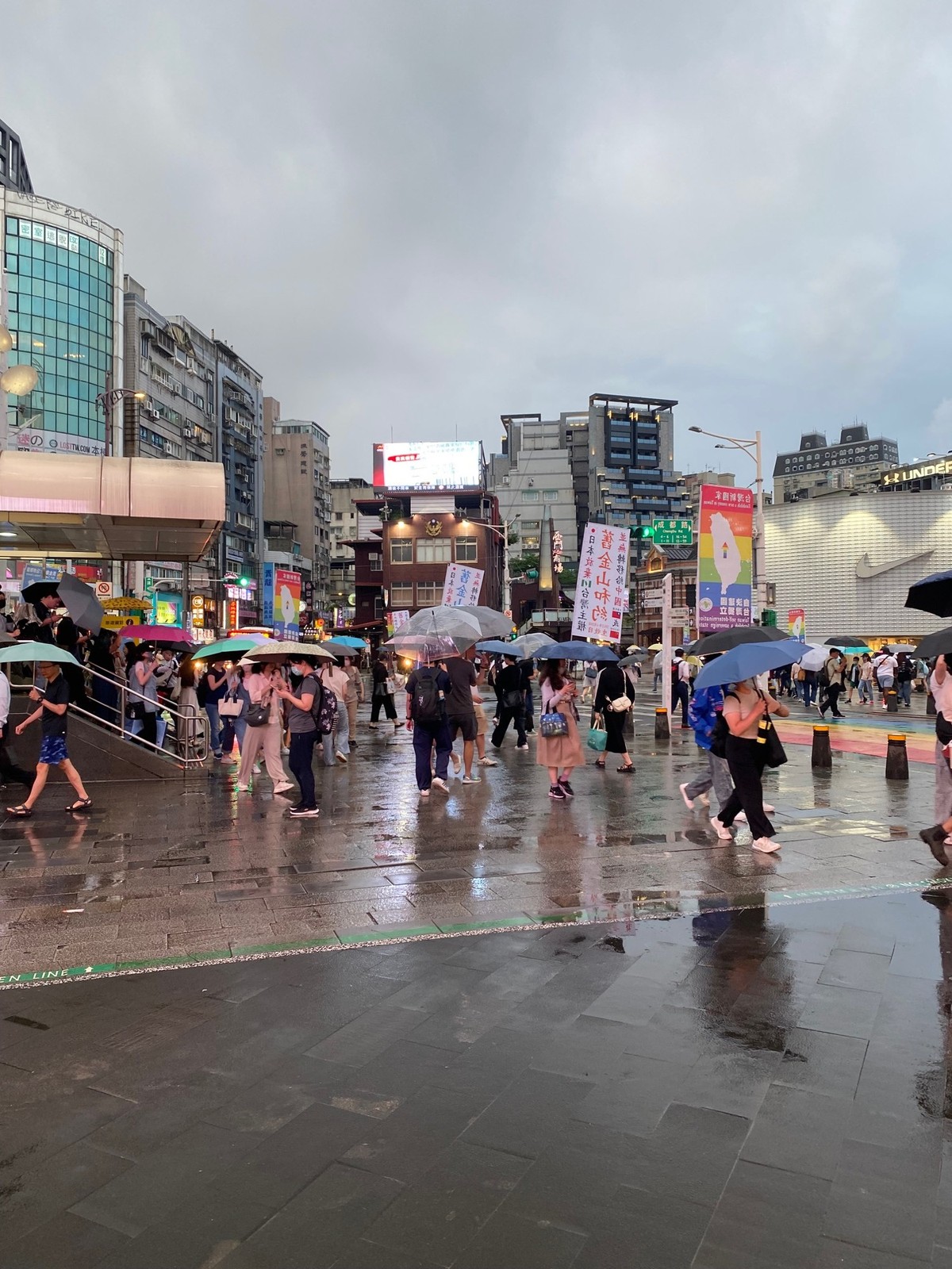 La capitale Taipei est arrosée par la pluie.