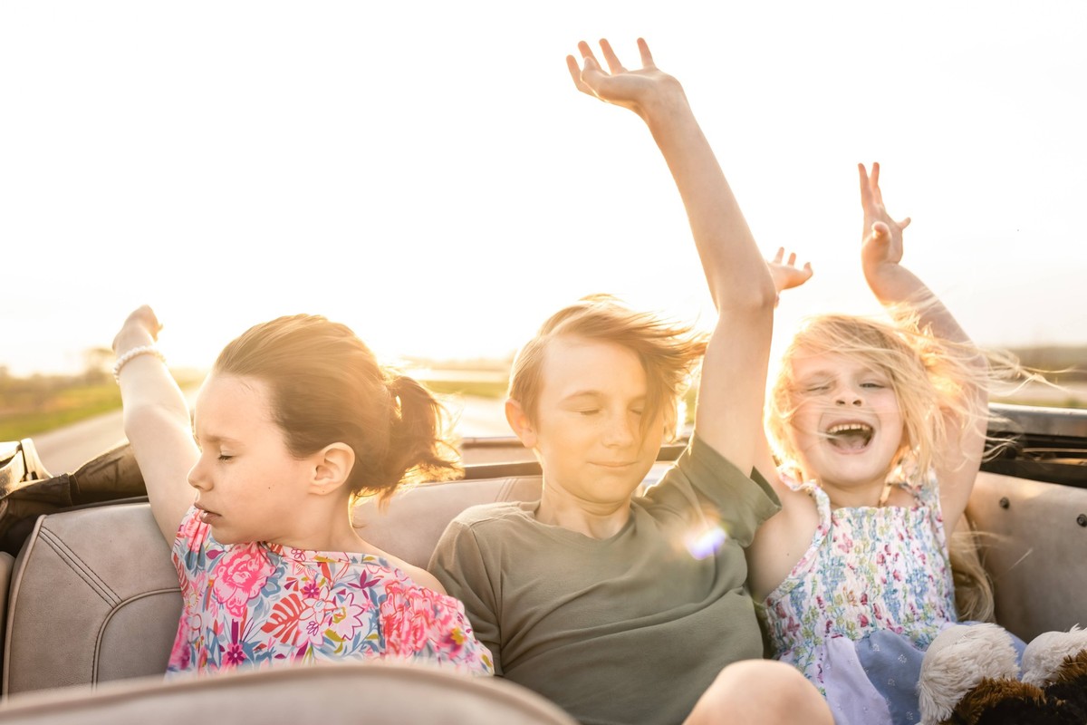 Young kids riding in convertible car on sunny day Jackson, Missouri, United States CR_WEKW260301-1975839-01 ,model released, Symbolfoto