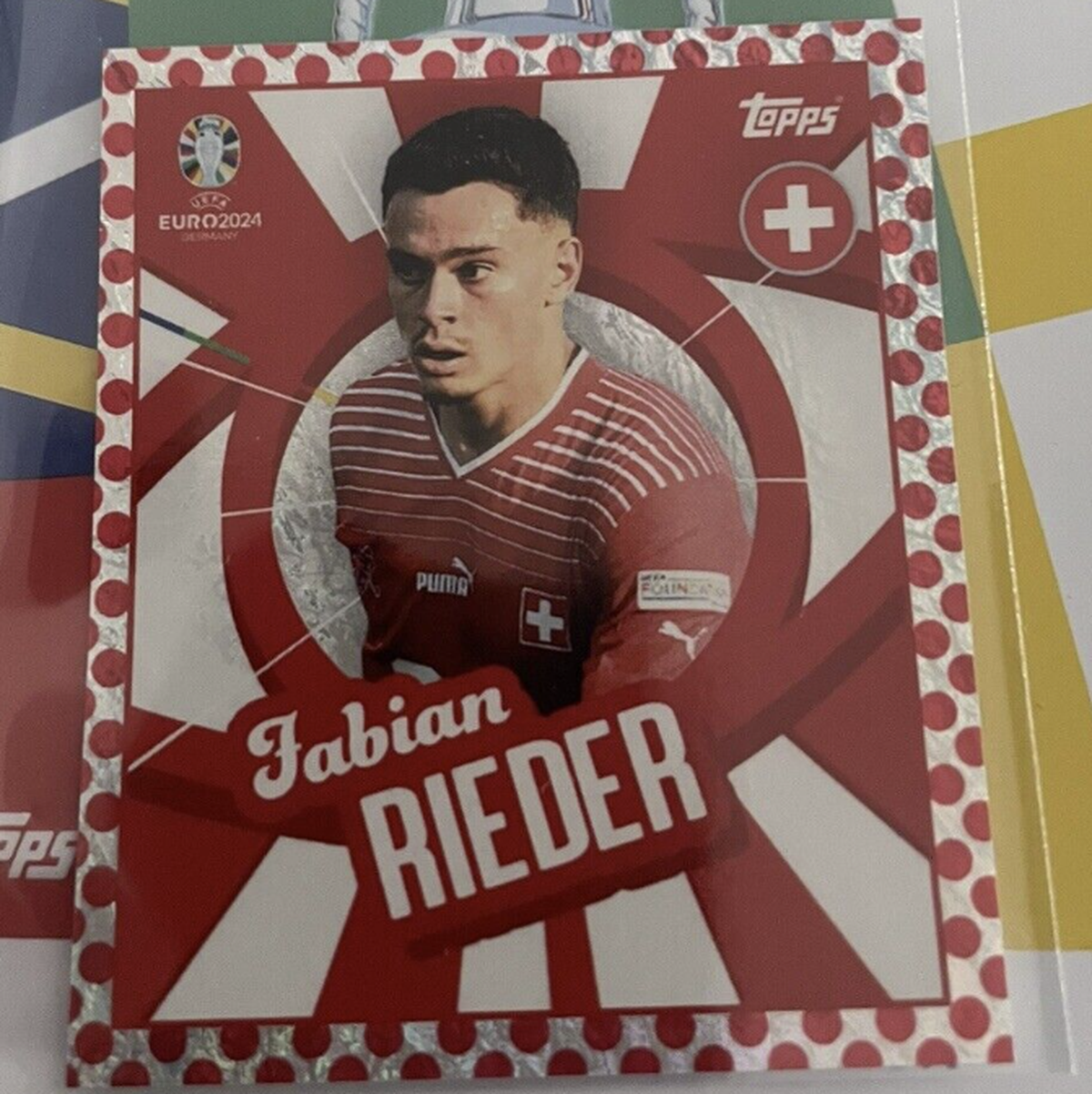 Diese Dinge nerven uns am neuen Topps-Sammelalbum zur UEFA Europameisterschaft 2024 in Deutschland. Einige Beispiele.