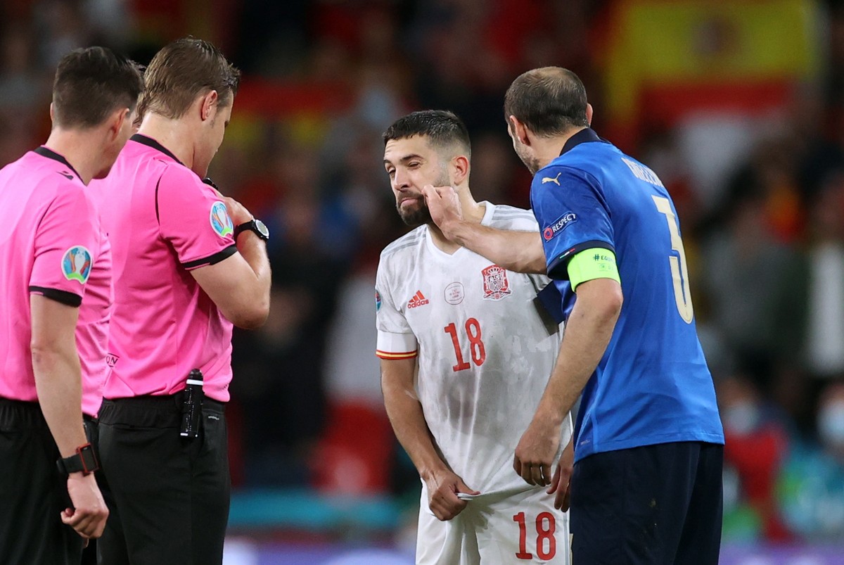 epa09327239 Giorgio Chiellini of Italy (R) reacts with Jordi Alba of Spain prior the penalty shoot out during the UEFA EURO 2020 semi final between Italy and Spain in London, Britain, 06 July 2021. EP ...