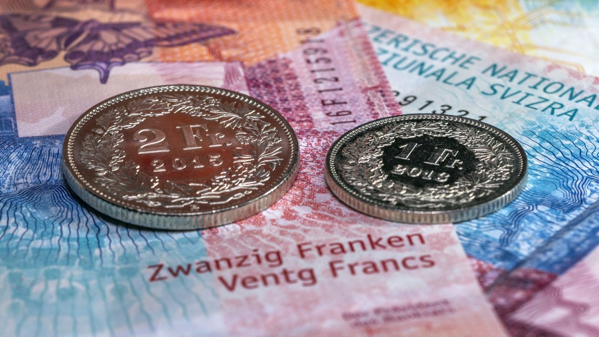 Banknoten und Muenzen, fotografiert in Basel am Dienstag, 12. Januar 2021. Die Volksinitiative "Kein Lohn unter 23 Franken" fordert die Einfuehrung eines kantonalen Mindestlohns von CHF 23.0 ...