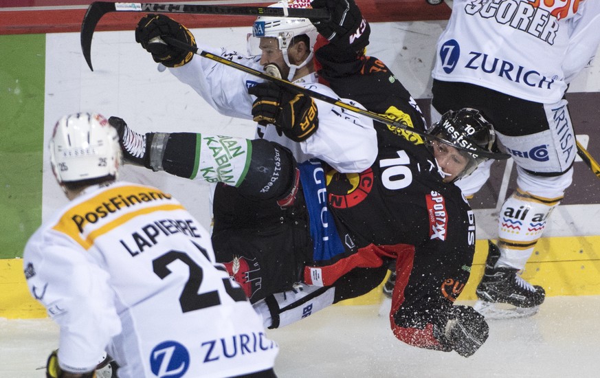 Berns Tristan Scherwey, rechts, im Duell mit Luganos Thomas Wellinger, links, waehrend dem Eishockey National League Spiel zwischen dem SC Bern und dem HC Lugano, am Freitag 15. Dezember 2017, in der  ...