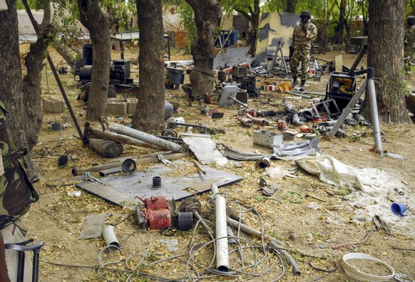 Ein Soldat läuft über ein ehemaliges Camp von Boko Haram. Hier haben die Extremisten unter anderem offenbar an Bomben gebastelt.