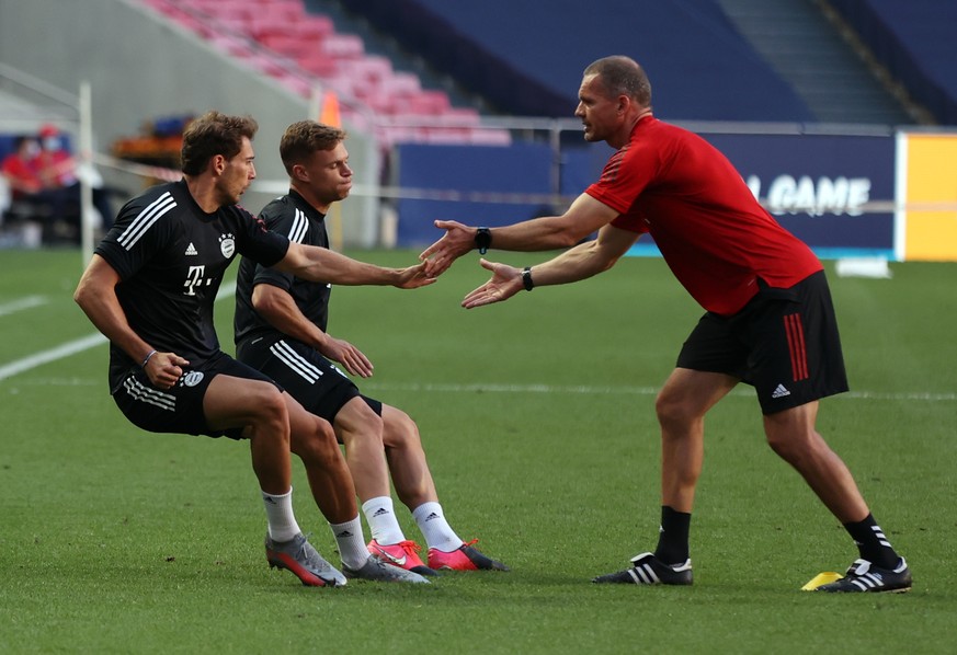 epa08601646 Bayern&#039;s Joshua Kimmich (C) and Leon Goretzka (L) during the training session of Bayern Munich in Lisbon, Portugal, 13 August 2020. Bayern Munich will face Barcelona in an UEFA Champi ...