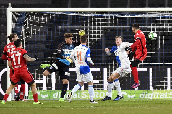 Der Thuner Dejan Sorgic, rechts, schiesst das 0-1 fuer Thun beim Fussballspiel der Super League Grasshopper Club Zuerich gegen den FC Thun im Stadion Letzigrund in Zuerich am Samstag, 4. Februar 2017. ...