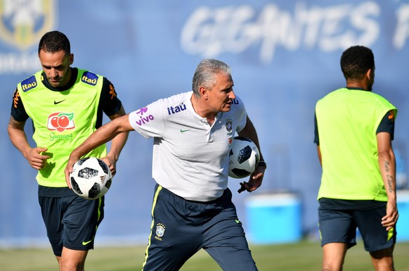 epa06807787 Brazil&#039;s head coach Tite (C) attends a training session in Sochi, Russia, 14 June 2018. The Brazilian team prepares for the FIFA World Cup 2018 taking place in Russia from 14 June unt ...