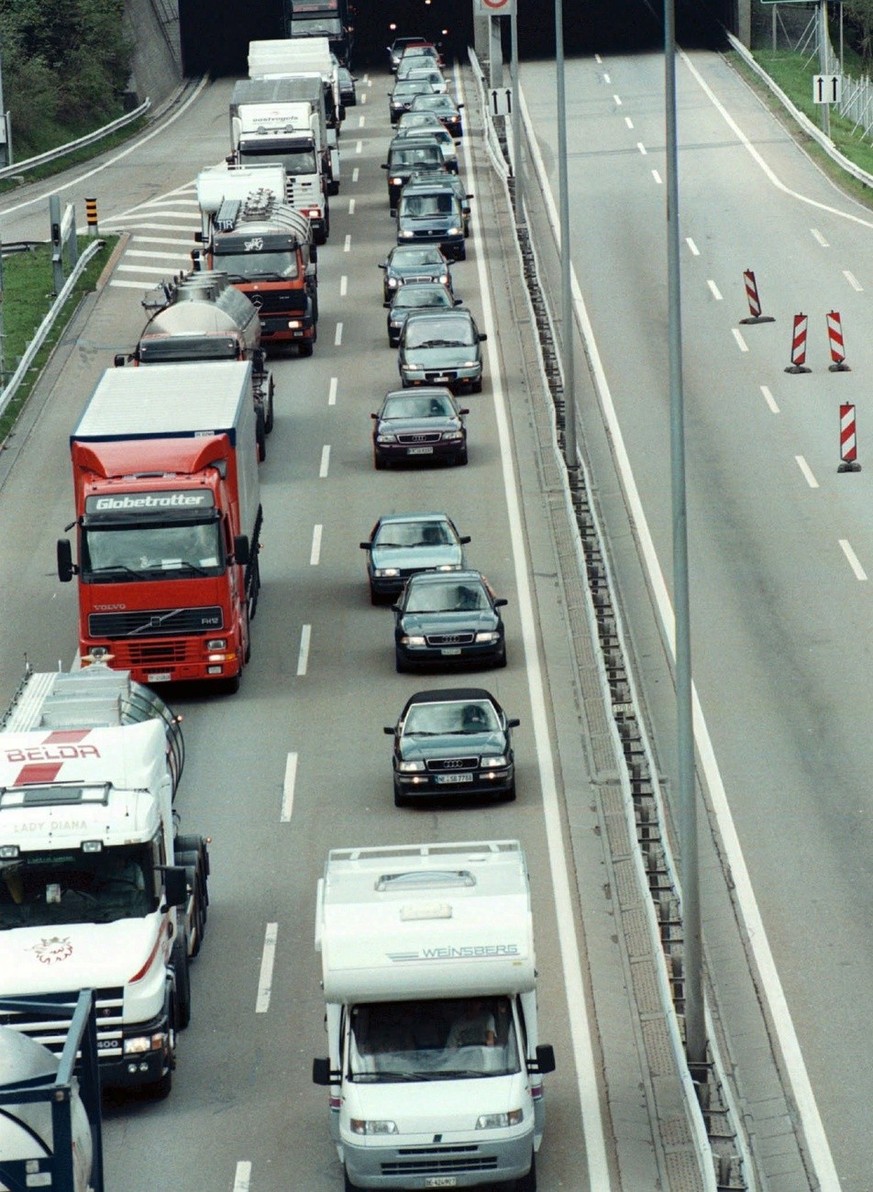 Auf der Autobahn A2 Richtung Sueden kam es am Mittwoch 12. Mai 1999 wegen dem verlaengerten Auffahrtswochenende bereits am spaeteren Nachmittag zu kilometerlangen Staus vor dem Gotthardtunnel. (KEYSTO ...