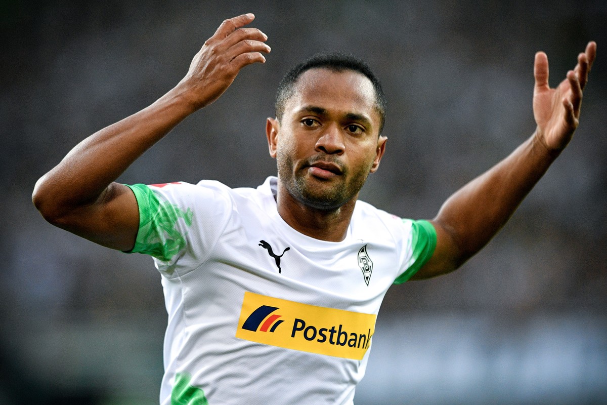epa07778281 Moenchengladbach's Raffael reacts during the German Bundesliga soccer match between Borussia Moenchengladbach and FC Schalke 04 at Borussia-Park in Moenchengladbach, Germany, 17 Augus ...