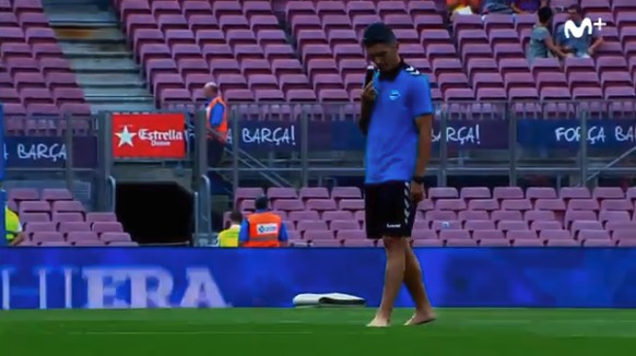 Minas Ex-Teamkollege Daniel Torres läuft vor dem Spiel gegen Barcelona barfuss über den Rasen des Camp Nou.