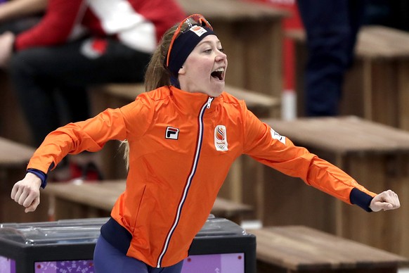 epa06532399 Esmee Visser of the Netherlands reacts after winning the gold medal in the Women&#039;s Speed Skating 5000 m competition at the Gangneung Oval during the PyeongChang 2018 Olympic Games, So ...